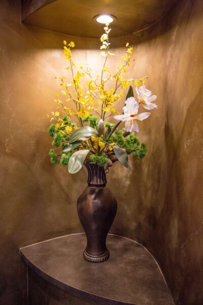 A beautiful flowered vase adorns this curved alcove.